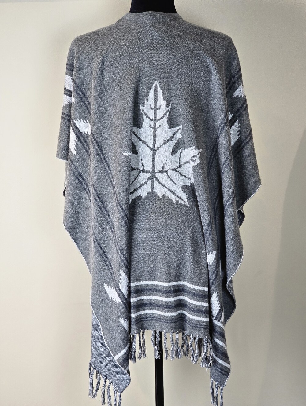Roots Canada Maple Leaf Poncho Wrap One Size Canadiana Blanketwrap